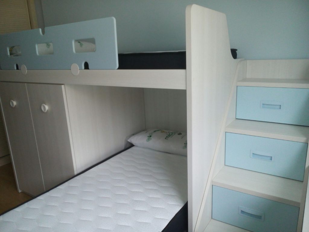 Dormitorio juvenil con cama tren, mobiliario a medida por Krea