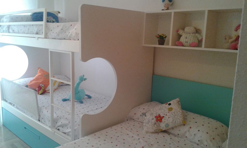 Dormitorio juvenil La Manga, mobiliario a medida por Krea